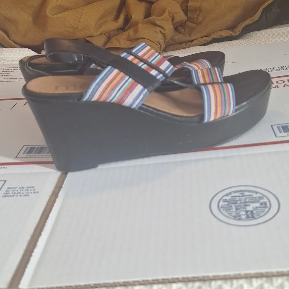 NICOLE WEDGE SANDLES SIZE 8M